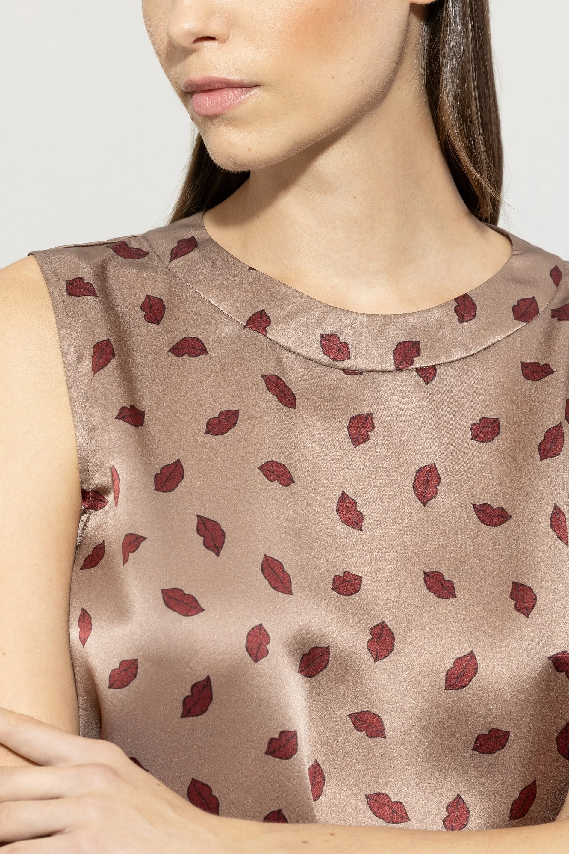 Timeless Chic Silk Lips Print Sleeveless Blouse <span>218516<span>