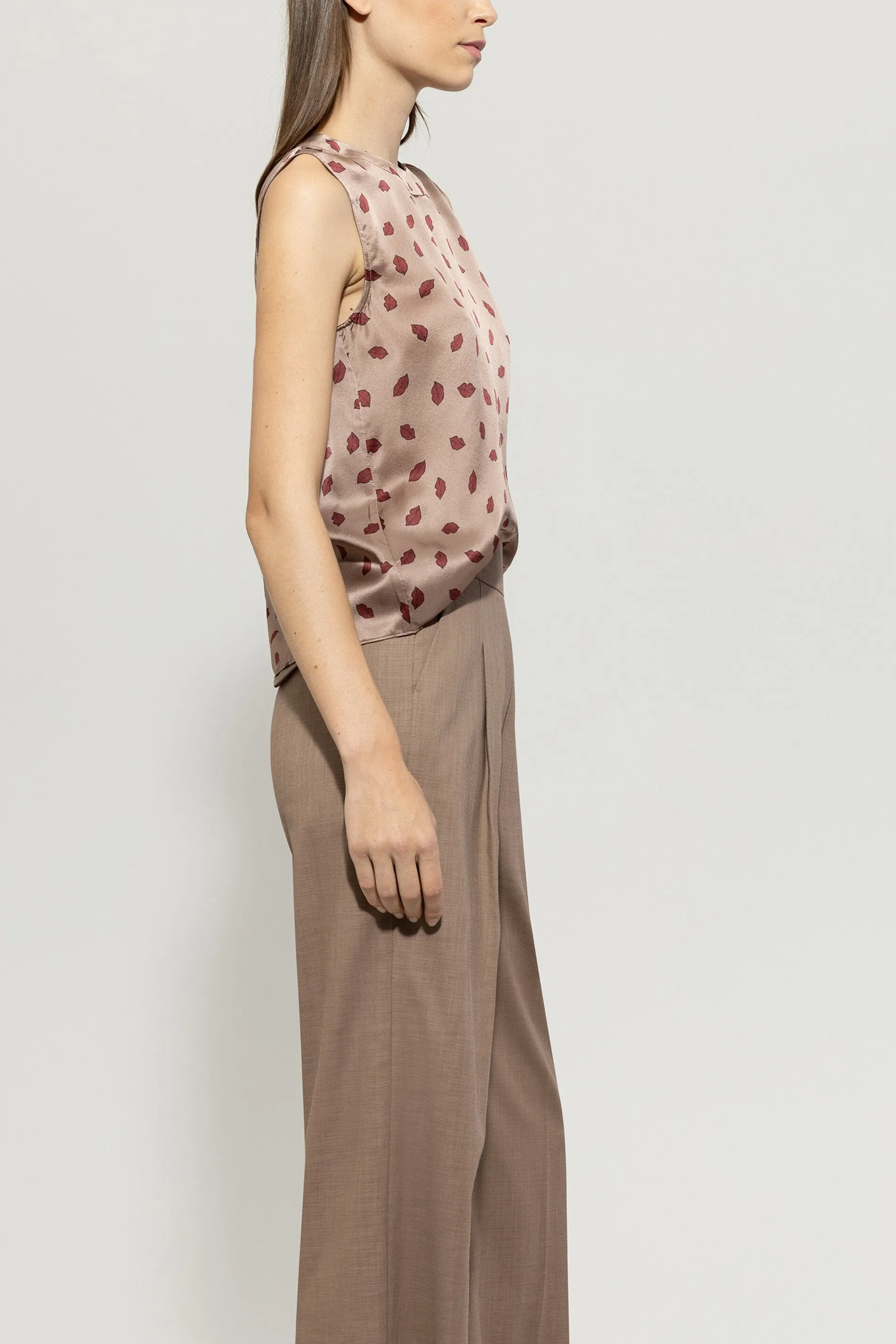 Timeless Chic Silk Lips Print Sleeveless Blouse <span>218516<span>